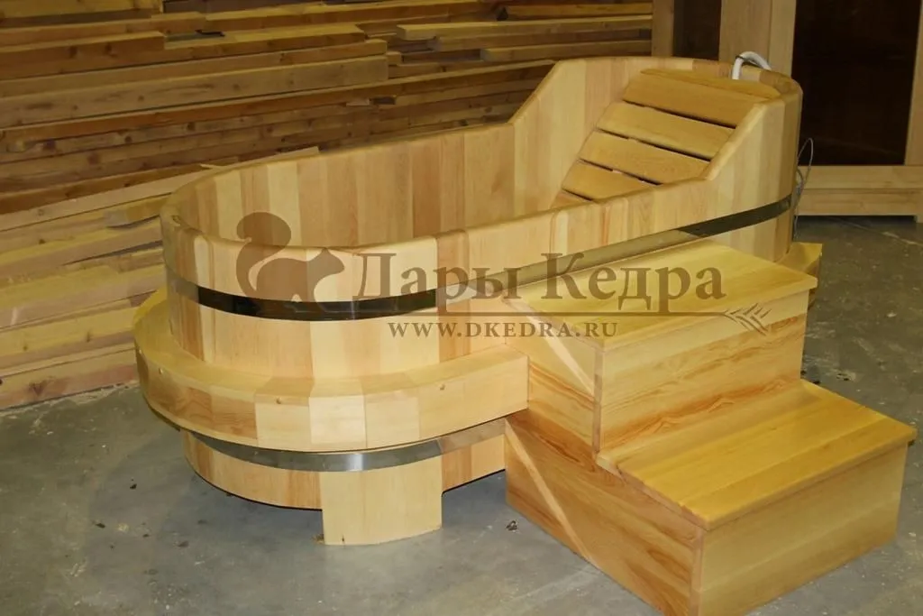Деревянная ванна из кедра с перепадом высоты